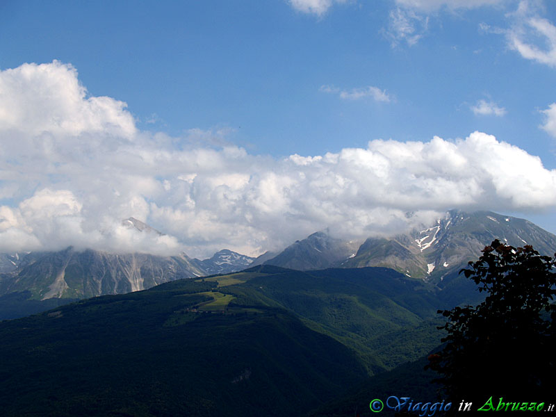 11-P7022361+.jpg - 11-P7022361+.jpg - I monti del Gran Sasso d'Italia visti dalla frazione Frattoli (1.122 m. slm.).