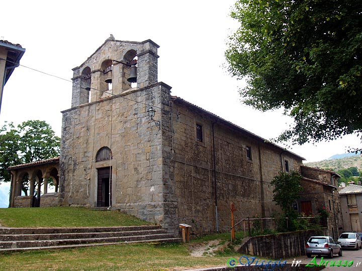 12-P7022397+.jpg - 12-P7022397+.jpg - L'antica chiesa di S. Giovanni Battista nella frazione Frattoli (1.122 m. slm.).