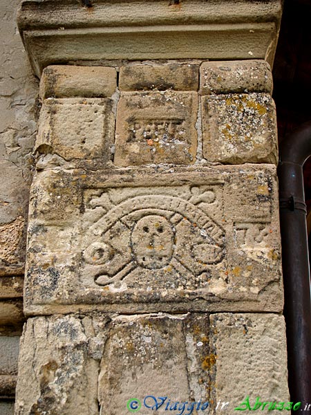 14-P7022394+.jpg - 14-P7022394+.jpg - Frattoli, frazione di Crognaleto: simboli incisi su una colonna del portichetto della chiesa di S. Giovanni Battista.
