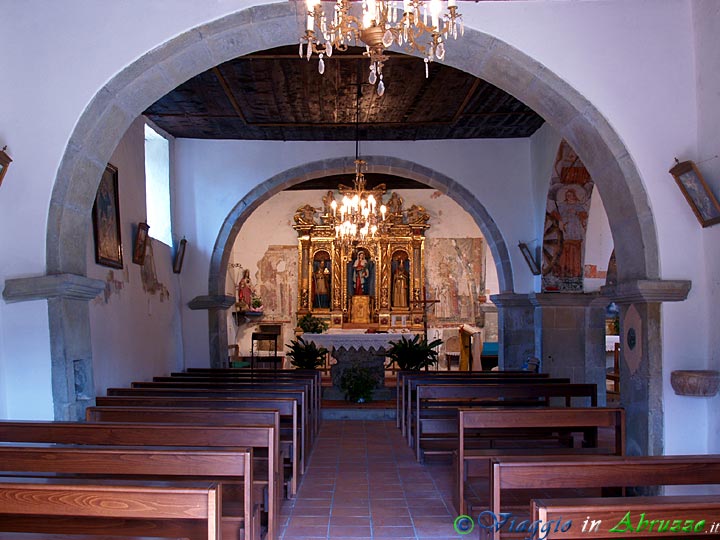 18-P9030612+.jpg - 18-P9030612+.jpg - L'antica chiesa di S. Nicola nella frazione Piano   Vomano (866 m. s.l.m.).