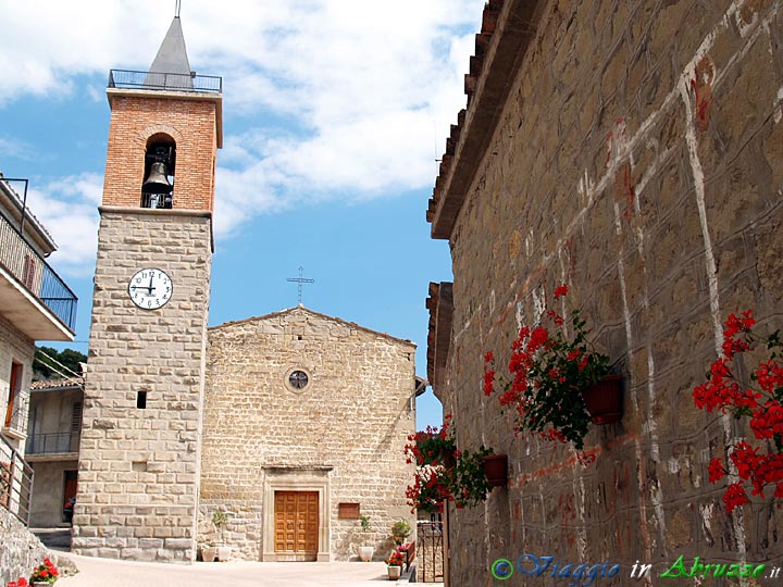 21-P7022116+.jpg - 21-P7022116+.jpg - L'antica chiesa di S. Maria Laurentana, con portale del 1570, nella frazione Poggio Umbricchio (716 m. slm.).