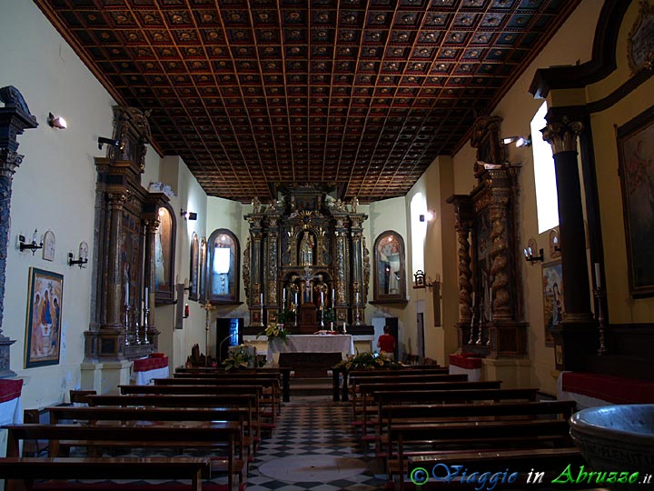 22-P7022131+.jpg - 22-P7022131+.jpg - L'antica chiesa di S. Maria Laurentana, con soffitto ligneo del XVII secolo, nella frazione Poggio Umbricchio (716 m. slm.).