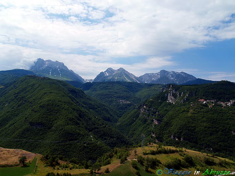 25-P7022142+.jpg - 25-P7022142+.jpg - Lo splendido panorama che si gode dalla piccola  frazione di Poggio Umbricchio (716 m. s.l.m.).