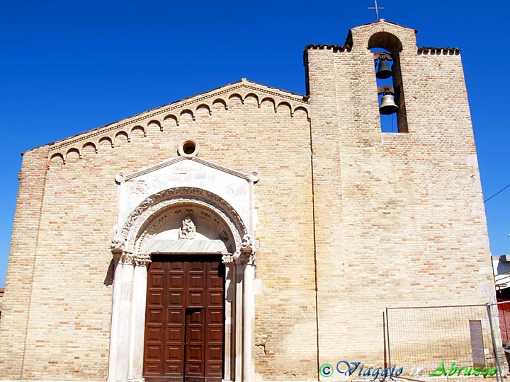 27-P3302911+.jpg - 27-P3302911+.jpg - Giulianova Lido: l'antica chiesa di S. Maria a Mare (XIV sec.).