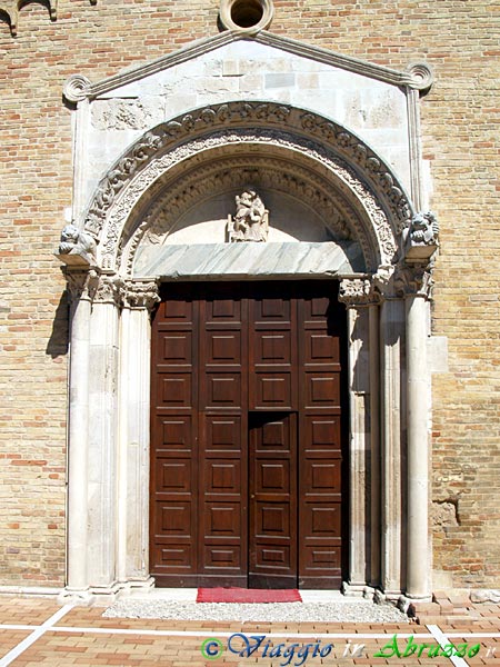 28-P3302913+.jpg - 28-P3302913+.jpg - Giulianova Lido: il portale dell'antica chiesa di S. Maria a Mare (XIV sec.).