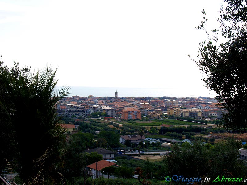 02-P8167475+.jpg - 02-P8167475+.jpg - Panorama di Martinsicuro, località balneare situata al confine con le Marche.