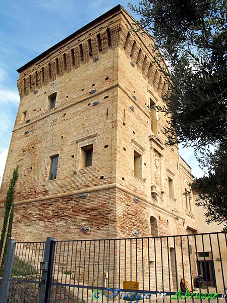09-P8167451+.jpg - 09-P8167451+.jpg -  La "Torre di Carlo V" (XVI sec.).