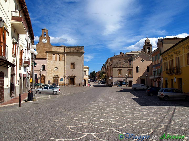 04-P3292062+.jpg - 04-P3292062+.jpg - Piazza Orsini con le chiese di S. Rocco (a sinistra) e S. Antonio.