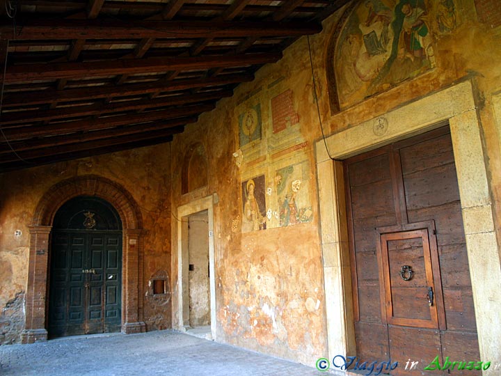 14-P3292146+.jpg - 14-P3292146+.jpg - Il portico del convento dei Cappuccini.