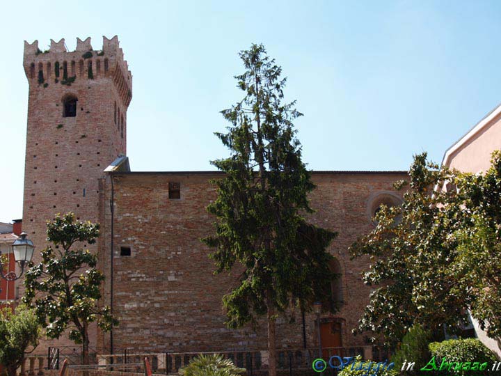 05-P5126814+.jpg - 05-P5126814+.jpg - La chiesa di S.Michele Arcangelo e la Torre Acquaviva.