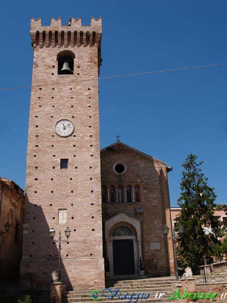 10-P5126824+.jpg - 10-P5126824+.jpg - La torre Acquaviva (1397) e la chiesa di S. Michele Arcangelo.