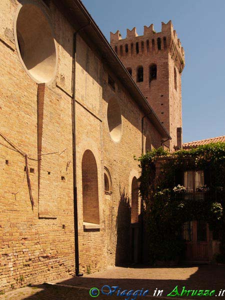 11-P5126909+.jpg - 11-P5126909+.jpg - La torre Acquaviva (1397) e la chiesa di S. Michele Arcangelo.