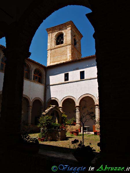 19-P5126975+.jpg - 19-P5126975+.jpg - Il chiostro del convento dei Sette Santi Fratelli.