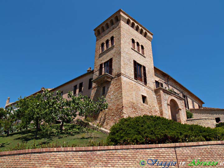 22-P5127011+.jpg - 22-P5127011+.jpg - Una delle tre torri trecentesche nel borgo medievale di Montone, frazione di Mosciano S. A.