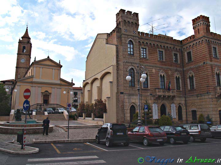 08-P5025828+.jpg - 08-P5025828+.jpg - La chiesa del Suffragio e il palazzo del Municipio.
