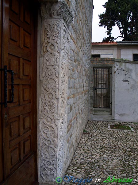 14-P1110777+.jpg - 14-P1110777+.jpg - Particolare delle decorazioni del portale dell'abbazia di S. Clemente al Vomano.