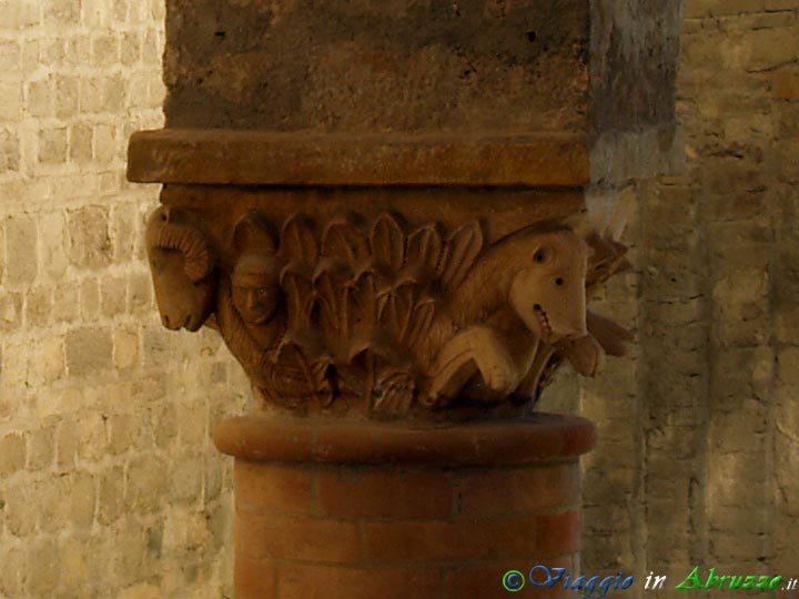 22-P1110801+.jpg - 22-P1110801+.jpg - Il capitello (XII sec.), con figure zoomorfe, di una colonna all'interno dell'abbazia di S. Clemente al Vomano.