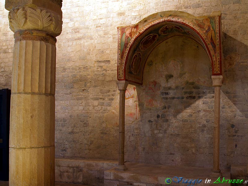 23-P1110803+.jpg - 23-P1110803+.jpg - La colonna romana (età imperiale) e l'elegante edicola quattrocentesca, mirabilmente affrescata, all'interno dell'abbazia di S. Clemente al Vomano.