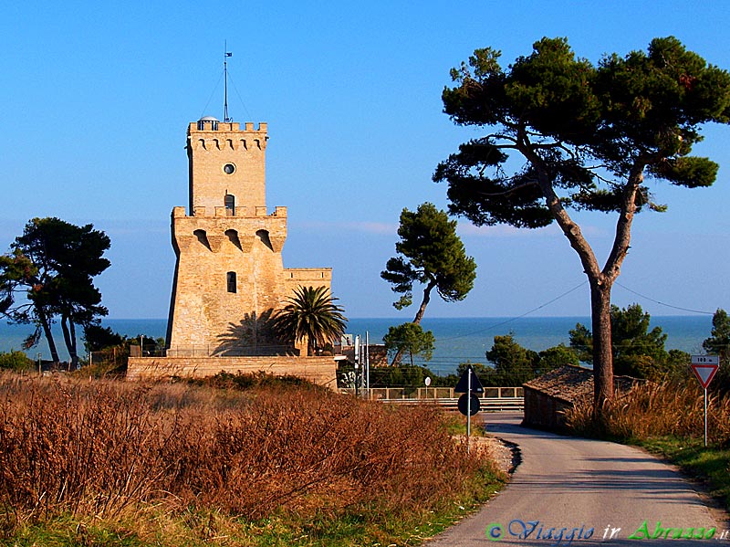 17-P1010190+.jpg - 17-P1010190+.jpg - La Torre di Cerrano (XVI sec.), torrione di avvistamento costiero.