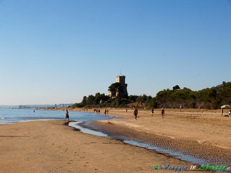 30-P7158519+.jpg - 30-P7158519+.jpg - La Torre di Cerrano è la meta abituale di lunghe passeggiate in riva al mare.