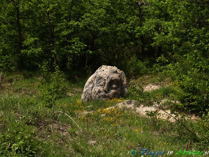 02-P5218806+.jpg - 02-P5218806+.jpg - Una roccia scolpita, vicino al paese.