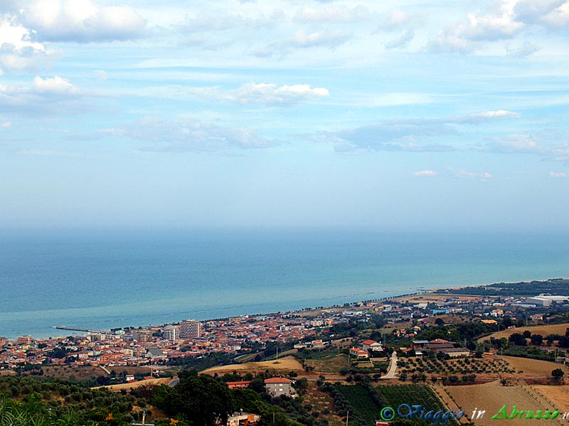 01-P8035970+.jpg - 01-P8035970+.jpg - Panorama della città balneare di Roseto degli Abruzzi.