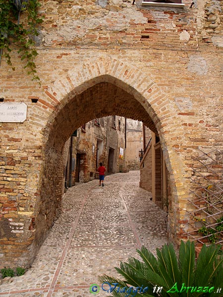 21-P8035944+.jpg - 21-P8035944+.jpg - Una delle antiche porte di accesso al borgo medievale di Montepagano, frazione di Roseto degli Abruzzi.
