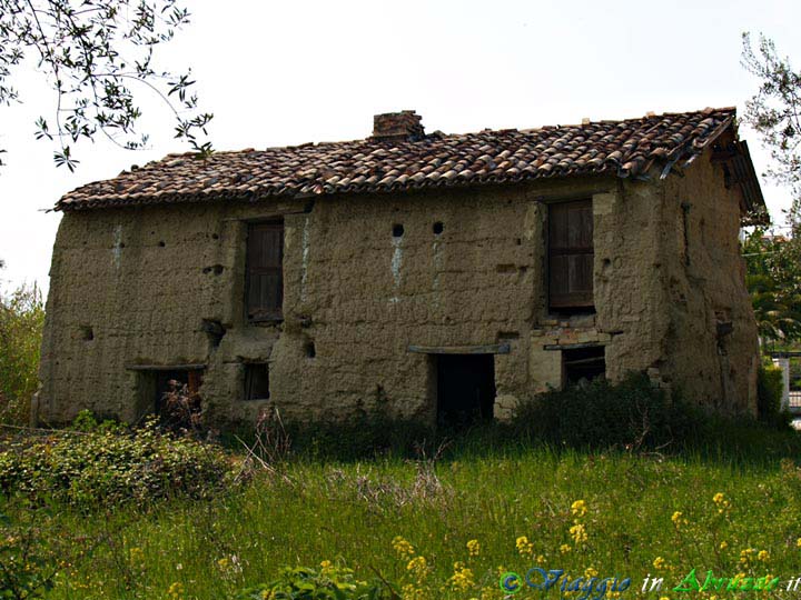 14-P5066449+.jpg - 14-P5066449+.jpg - Un raro esemplare di "Pinciara" (casa di terra cruda), in contrada Case Alte di S.Omero.