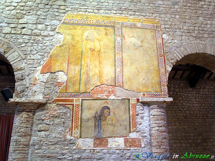23-P5066499+.jpg - 23-P5066499+.jpg - Affreschi nella chiesa di "S. Maria ad Vicum" (X sec.).