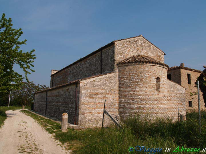 25-P5066537+.jpg - 25-P5066537+.jpg -  La chiesa di "S. Maria ad Vicum" (X sec.), considerata una delle più antiche d'Abruzzo.