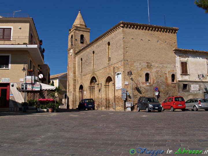 07-P5076066+.jpg - 07-P5076066+.jpg - La chiesa medievale di S. Salvatore (XII sec.), nell'antico borgo di Silvi Alta.