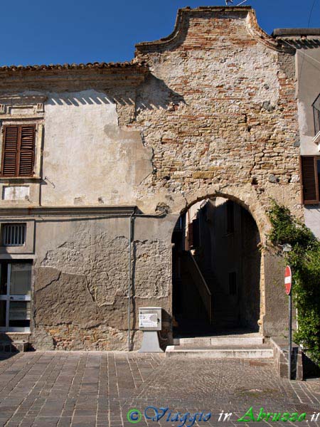 16-P5076120+.jpg - 16-P5076120+.jpg - Silvi Alta: antica porta di accesso al borgo.