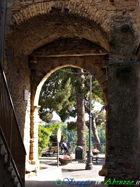 24-P5076119+.jpg - 24-P5076119+.jpg - Silvi Alta: antica porta di accesso al borgo.
