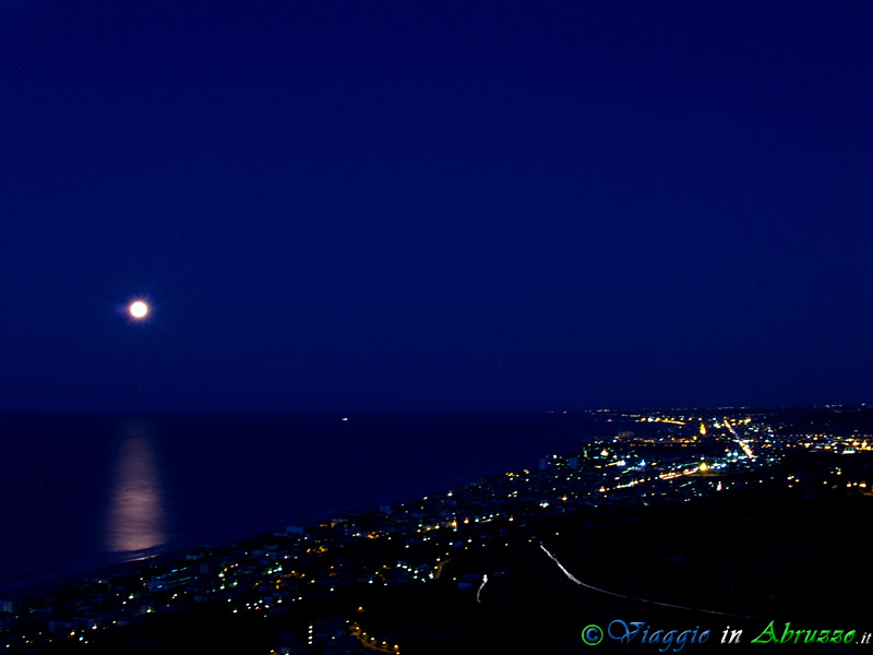 25-P4134767+.jpg - 25-P4134767+.jpg - Silvi Alta: la costa centro-meridionale abruzzese al chiaro di luna.