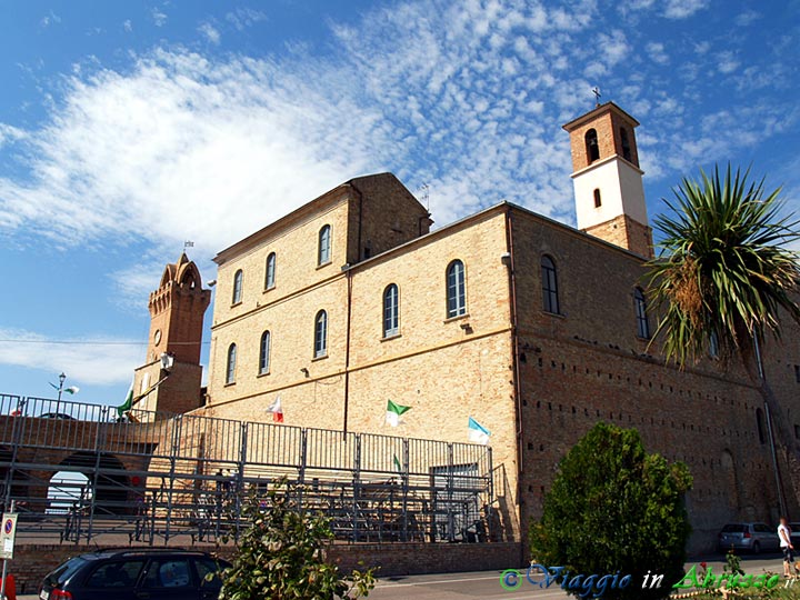03-P8167598+.jpg - 03-P8167598+.jpg - Il convento e la chiesa di S. Agostino. A sinistra la "Torre dell'Orologio".