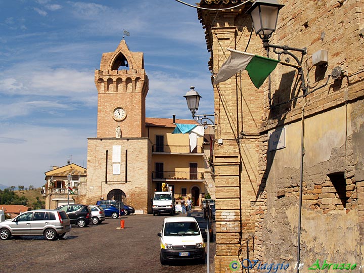 07-P8167566+.jpg - 07-P8167566+.jpg - L'antica "Torre dell'Orologio", nel centro storico del borgo.