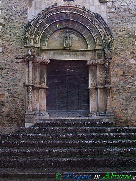 05-P3292194+.jpg - 05-P3292194+.jpg - Lo splendido portale dell'antica chiesa di S. Antonio (XV sec.), realizzato da A. Lombardo nel 1417.