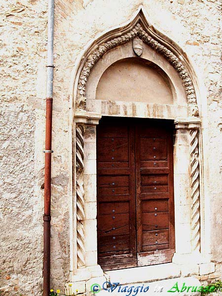 08-P3292218+.jpg - 08-P3292218+.jpg - Il portale laterale della chiesa di "S. Maria Assunta".