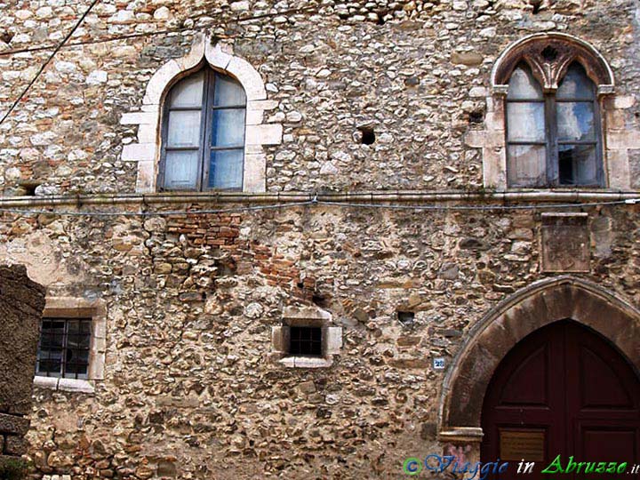 09-P3292220+.jpg - 09-P3292220+.jpg - La splendida facciata di un'antica casa medievale.