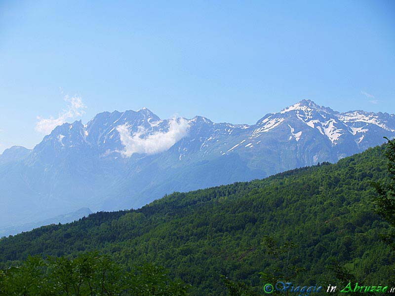 14-P6078580+.jpg - 14-P6078580+.jpg - I boschi sopra Tossicia e la catena montuosa del Gran Sasso d'Italia.