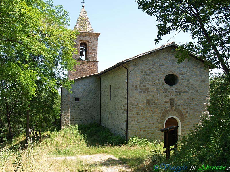 34-P6158781+.jpg - 34-P6158781+.jpg - La suggestiva chiesa di S. Andrea di Flamignano (XV sec.), poco distante dal paese.
