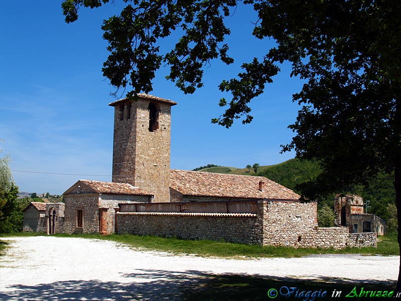 07-P5188241+.jpg - 07-P5188241+.jpg - Campli, città d'arte: l'antica chiesa di S.Pietro (VIII-XIII sec.) in località Campovalano.