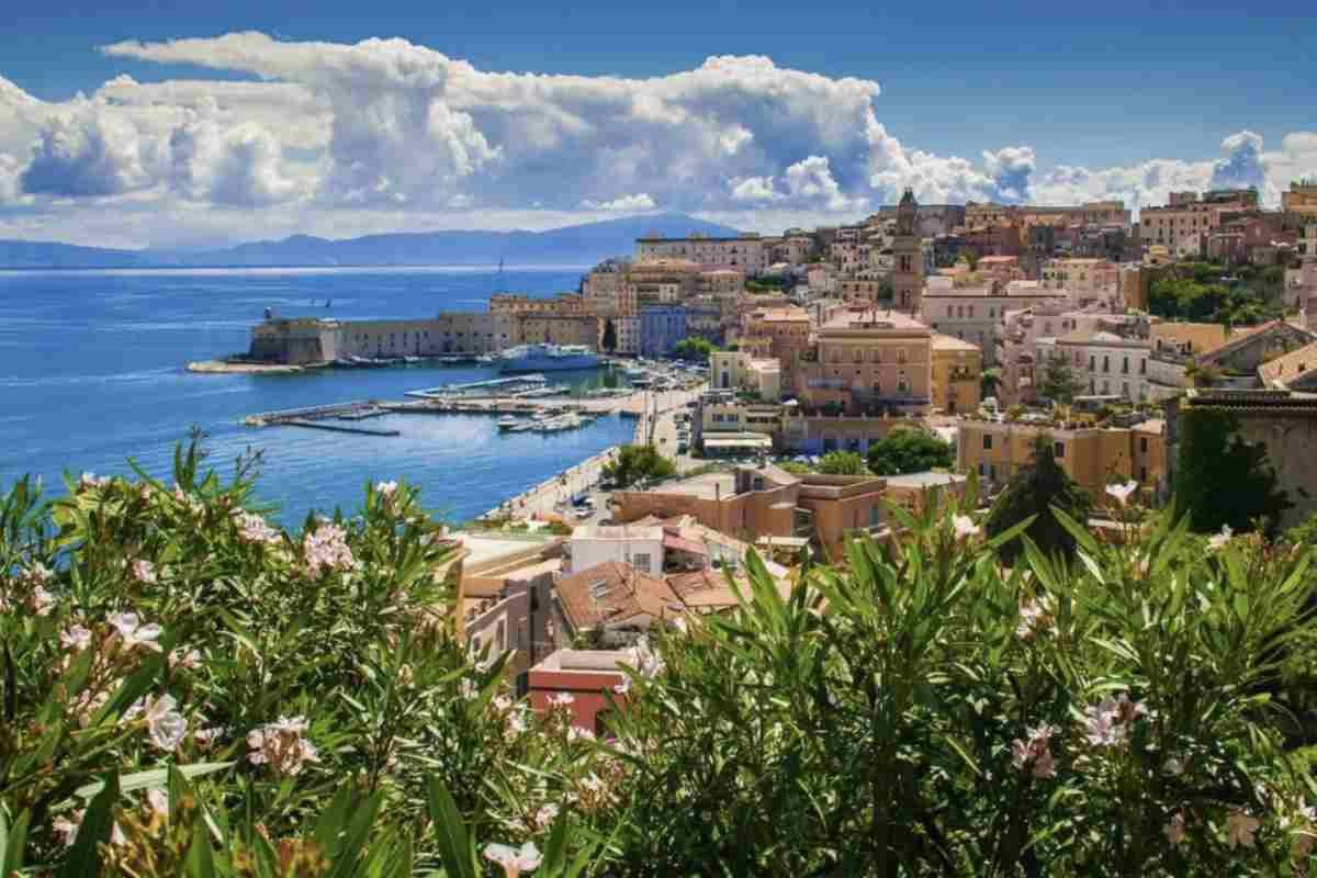 Gaeta è famosa non solo per la sua storia, ma anche per la sua posizione privilegiata lungo la costa tirrenica del Lazio