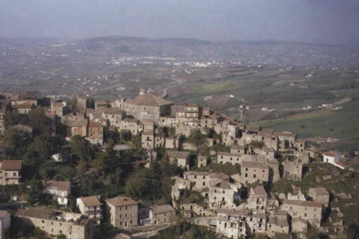 Con poco più di mille abitanti, questo paese custodisce un’arte culinaria antichissima e preziosa, quella della salsiccia rossa di Castelpoto