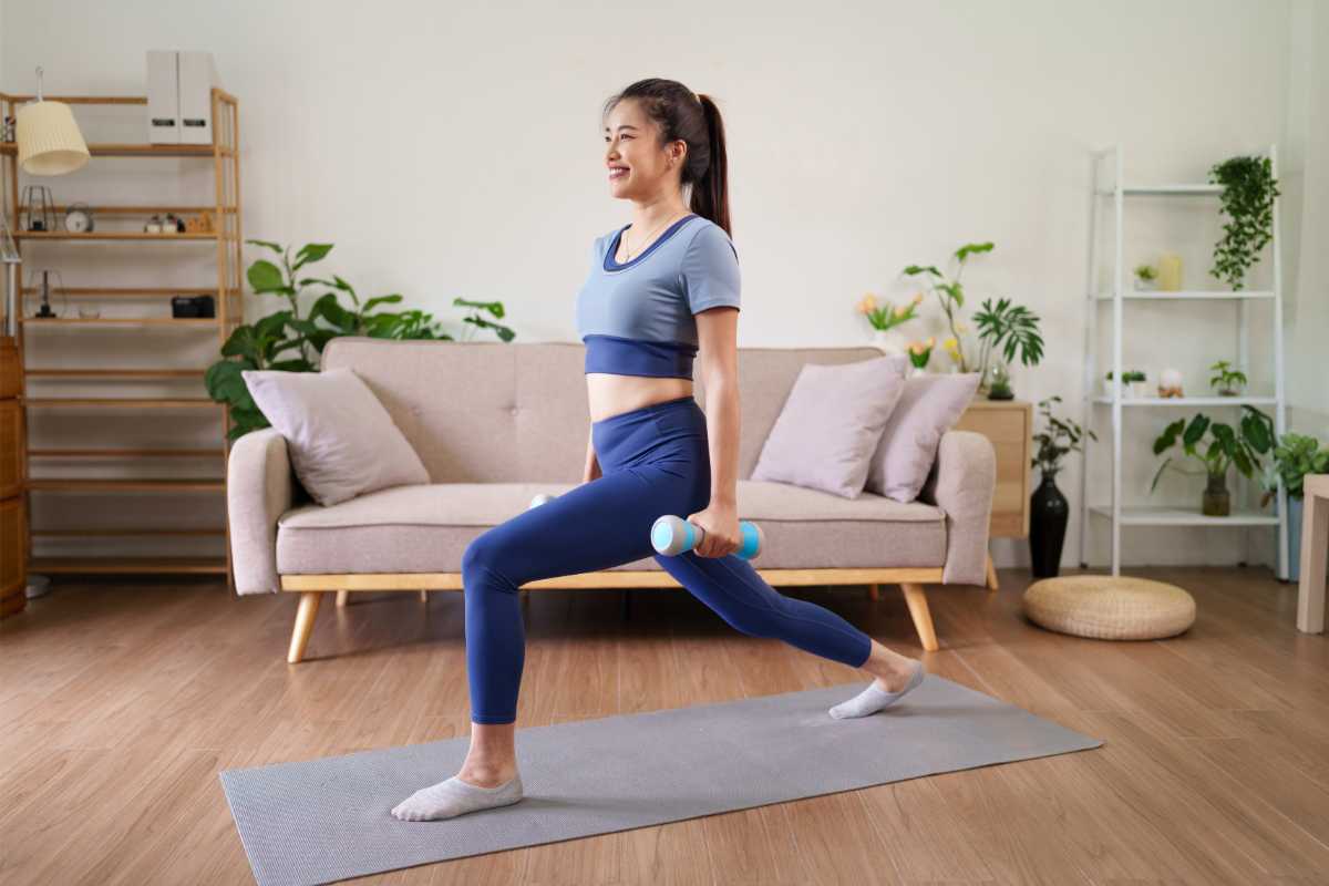 Donna ginnastica casa