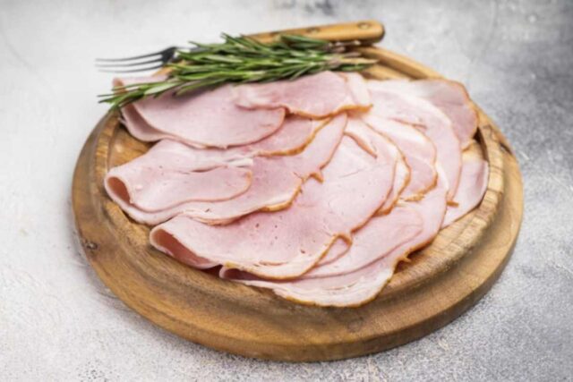 Lidl si distingue per un modello operativo che privilegia la vendita di prodotti a marchio proprio, spesso con una sola