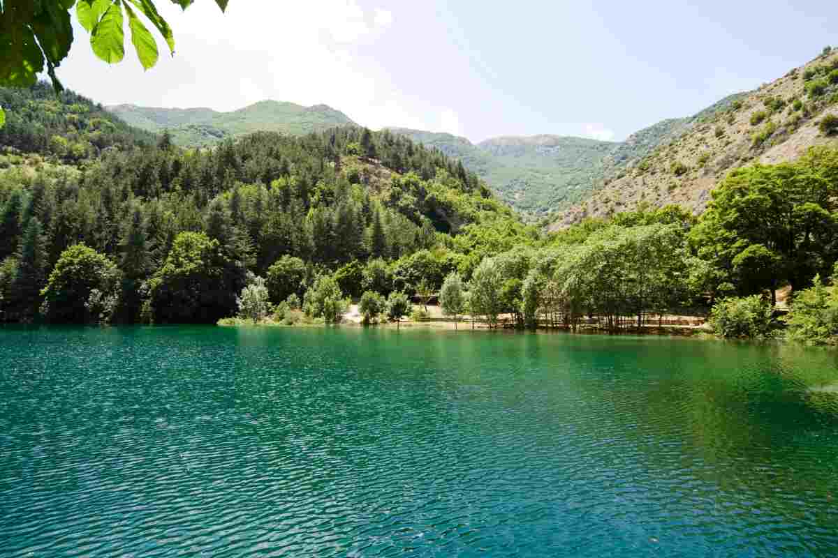 Perché il Lago di Scanno è il più bello d'Italia: la forma unica e la natura circostante