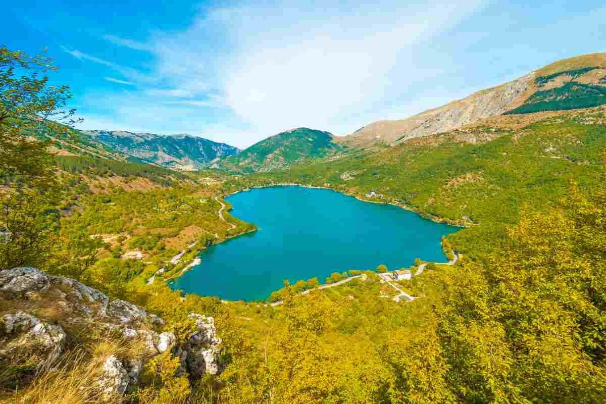 Perché il Lago di Scanno è il più bello d'Italia: la forma unica e la natura circostante